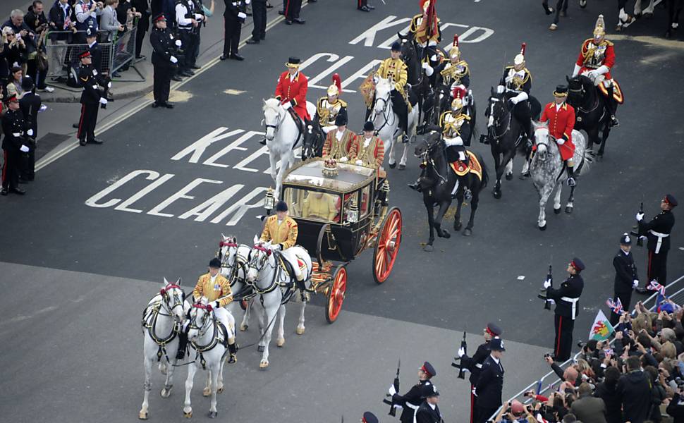 Rainha Elizabeth II e o príncipe Philip deixam a abadia de Westminster em carruagem Leia mais