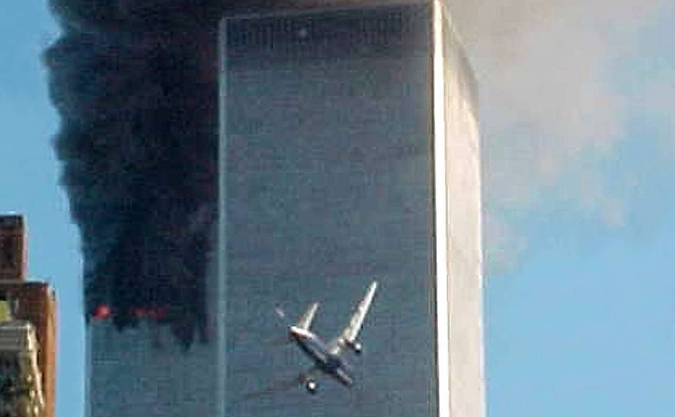 Avião fotografado instantes antes da colisão com uma das Torres Gêmeas