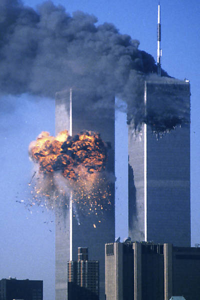 Torre sul do WTC é atingida por avião; o outro prédio havia sido atacado mais cedo
