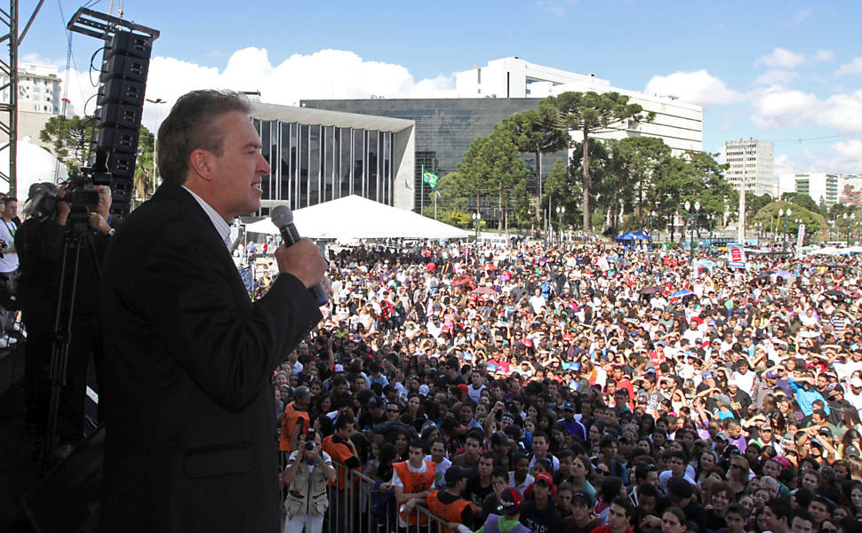 Prefeito Luciano Ducci (PSB) fala às cerca de 50 mil pessoas, no centro de Curitiba (PR) Leia mais