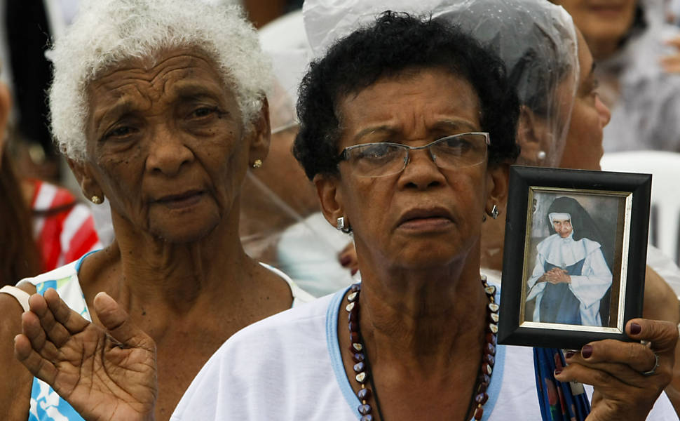 Fiéis durante a missa de beatificação de Irmã Dulce, no Parque de Exposições de Salvador, Bahia