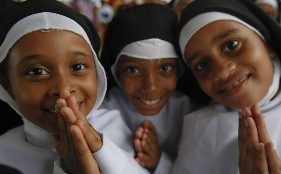 Crianças vestidas como freiras na apresentação teatral dos alunos do Centro Educacional Santo Antônio, contando a vida e obra da Irmã Dulce