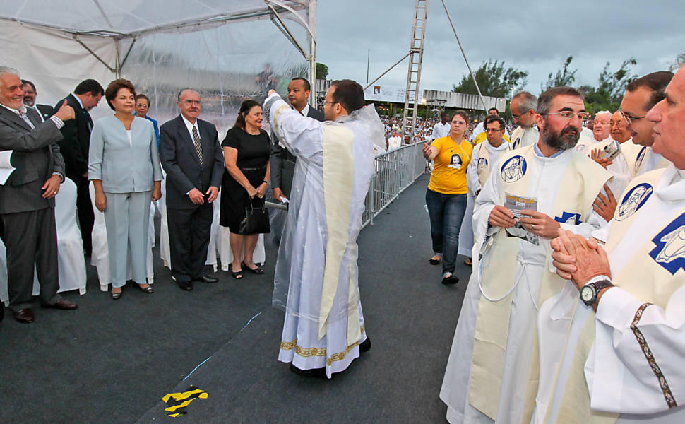 Presidente Dilma Rousseff e o presidente do Senado, José Sarney, durante beatificação da Irmã Dulce