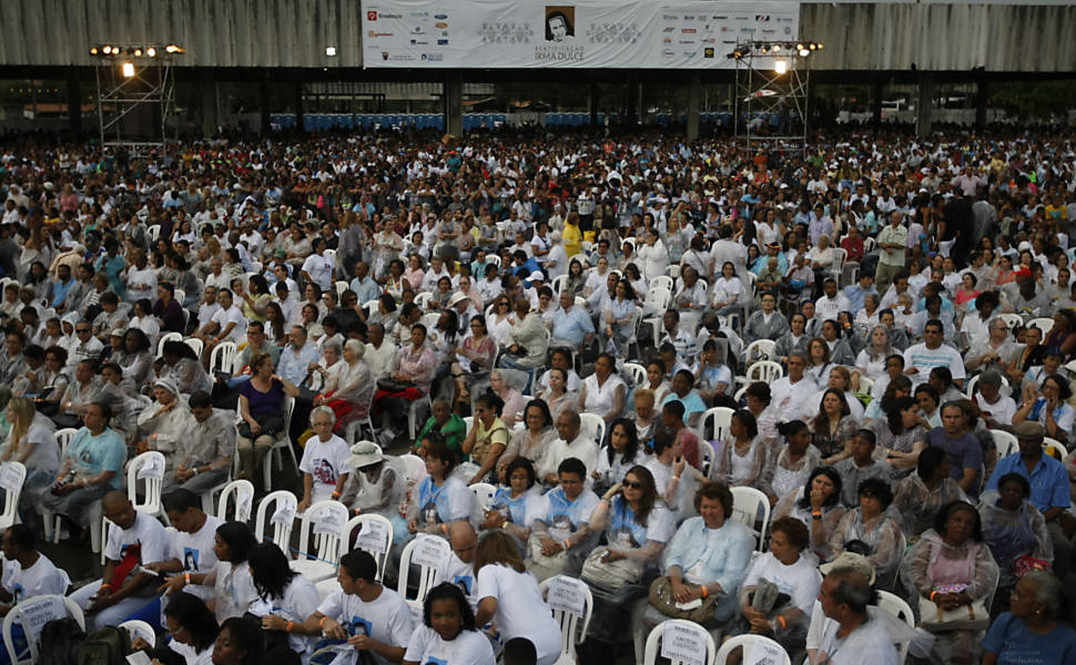 Fiéis durante a missa de beatificação de Irmã Dulce, no Parque de Exposições de Salvador, Bahia