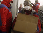 Equipes de resgate levam mantimentos para áreas atingidas por vulcão