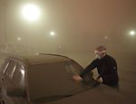 Morador limpa cinza acumulada sobre carro na Islândia