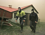 Fazendeiros usam máscaras para tentar se proteger de cinzas