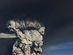 Avião voa próximo ao local da erupção, na Islândia