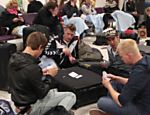 Passageiros jogam cartas em terminal do aeroporto de Edimburgo