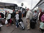 Passageiros esperam por ônibus em aeroporto da Escócia