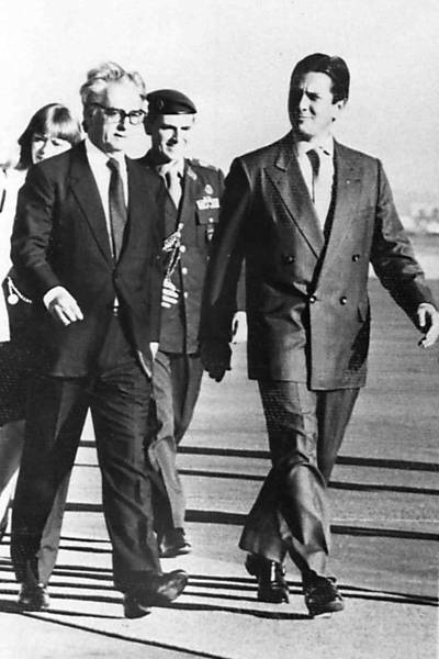 O presidente Fernando Collor de Mello (à dir.) acompanhado por seu vice, Itamar Franco, na Base Aérea de Brasília