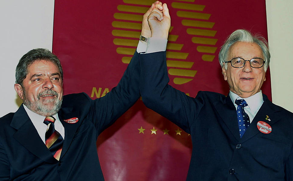 Itamar Franco posa para foto ao lado de Luiz Inácio Lula da Silva, então candidato à Presidência