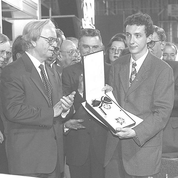 O presidente Itamar Franco entrega a Leonardo Senna, irmão de Ayrton Senna, uma comenda homenageando o piloto, morto naquele ano