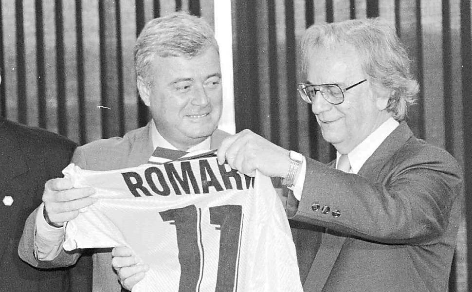 O presidente Itamar Franco recebe de Ricardo Teixeira, presidente da CBF, uma camisa da seleção brasileira, campeã da Copa de 1994