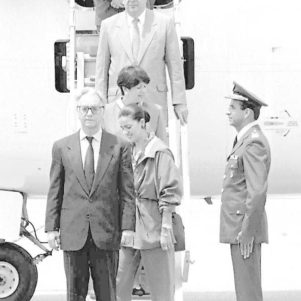 O ex-presidente Itamar Franco e sua namorada, June Drummond, desembarcam na base aérea do Galeão, no Rio de Janeiro
