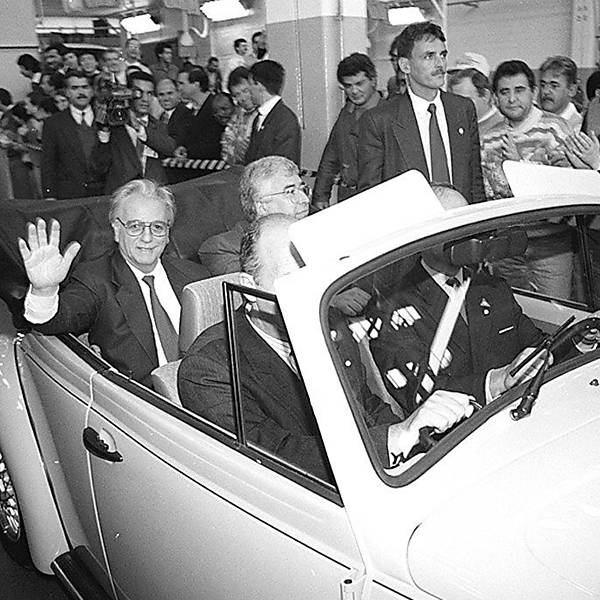 O presidente Itamar Franco, ao lado governador de São Paulo, Luiz Antonio Fleury Filho, acena de Fusca conversível, da Volkswagen, no relançamento do carro