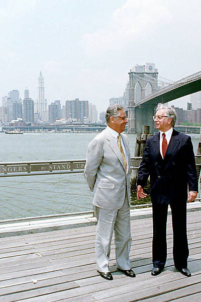 O presidente Fernando Henrique Cardoso (à esq.) e Itamar Franco posam para fotos no Pier do River Cafe, tendo ao fundo a Ponte do Brooklyn e Manhattan