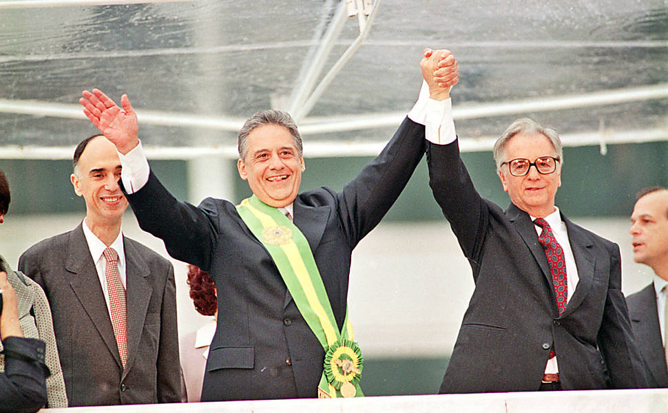 Fernando Henrique Cardoso com a faixa presidencial durante sua posse. Ao lado, o ex-presidente Itamar Franco