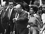 Em 15 de março de 1985, a primeira-dama Dulce Figueiredo (1928-2011) acompanhou João Figueiredo em sua despedida de Brasília. Naquele dia, José Sarney tomou posse como vice-presidente do Brasil e, em seguida, assumiu a presidência, já que o presidente eleito Tancredo Neves estava internado. Figueiredo se recusou a passar a faixa presidencial a Sarney