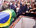 Dulce Figueiredo, de preto entre as netas Tatiana e Beatriz, acompanha o enterro do ex-presidente João Figueiredo, em 25 de dezembro de 1999. Figueiredo governou o Brasil entre 1979 e 1985 e seguiu o processo de abertura política iniciada por seu antecessor, Ernesto Geisel, que resultou no fim de 21 anos de ditadura militar no país