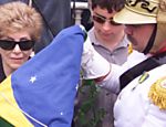 Dulce Figueiredo recebe a bandeira brasileira durante o enterro do ex-presidente João Figueiredo. Dois anos após sua morte, a viúva realizou um leilão dos presentes recebidos por ele enquanto presidente, com objetos e obras de arte de diversos países