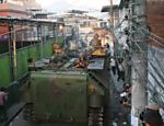 Quatro blindados da marinha são utilizados na operação, com participação de oficiais do Bope (Batalhão de Operações Especiais), da PM do Rio Leia mais
