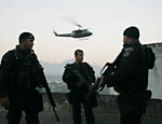 Soldados do Bope (Batalhão de Operações Especiais), da PM fluminense no morro da Mangueira; ao fundo, helicóptero que também participa da operação Leia mais