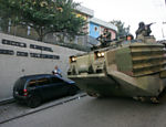 Fuzileiros da Marinha passam em frente a escola no morro da Mangueira, durante operação que implantará a 18ª UPP (Unidade de Polícia Pacificadora) na cidade Leia mais
