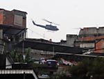 Helicóptero sobrevoa morro da Mangueira, no Rio de Janeiro, durante operação para implantar UPP (Unidade de Polícia Pacificadora) neste domingo (19) Leia mais