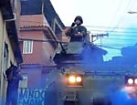 Fuzileiro joga granada de fumaça durante o avanço de carro blindado; operação foi avisada com antecedência Leia mais