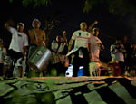 Torcedores nas imediações do estádio para a final da Copa Libertadores 2011, entre Santos e Peñarol Veja mais