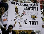 Torcedores do Santos aguardam o inicio da final da Libertadores contra o Peñarol do Uruguai, no estádio do Pacaembu em São Paulo Veja mais