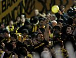 Torcedores do Peñarol do Uruguai aguardam o inicio da final da contra o Santos, no estádio do Pacaembu em São Paulo Veja mais