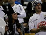 Torcedores do Santos aguardam o inicio da final da Libertadores contra o Peñarol do Uruguai, no estádio do Pacaembu em São Paulo Veja mais