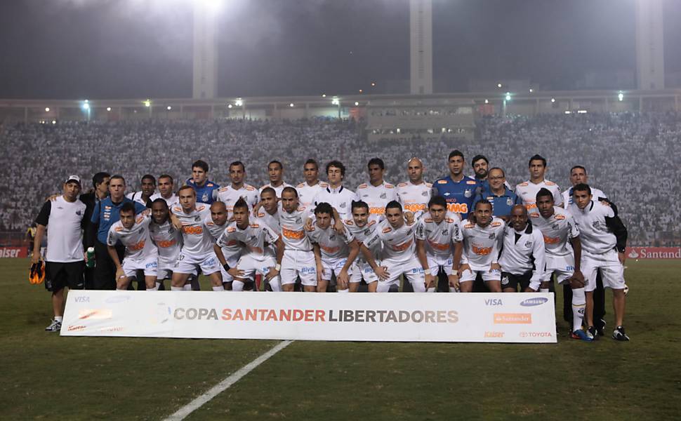 Time do Santos posa para foto antes da final da Libertadores no estádio do Pacaembu, em São Paulo Veja mais sobre o jogo
