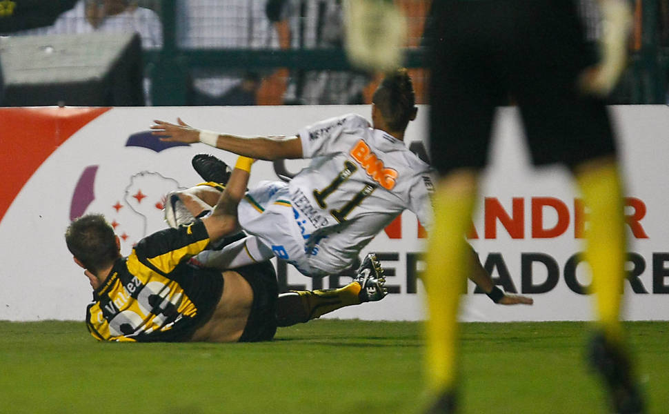 Valdez dá carrinho em disputa contra Neymar Veja mais sobre o jogo