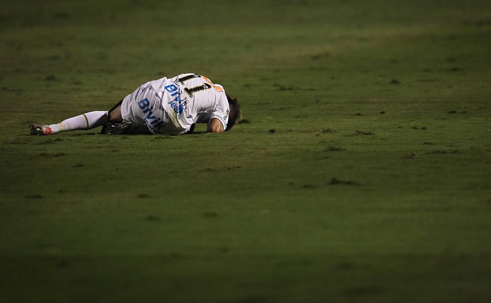 Neymar cai durante a partida Veja mais sobre o jogo
