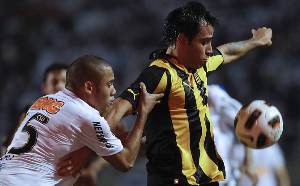 Alejandro Martinuccio, do Peñarol, domina a bola marcado por Adriano Veja mais sobre o jogo