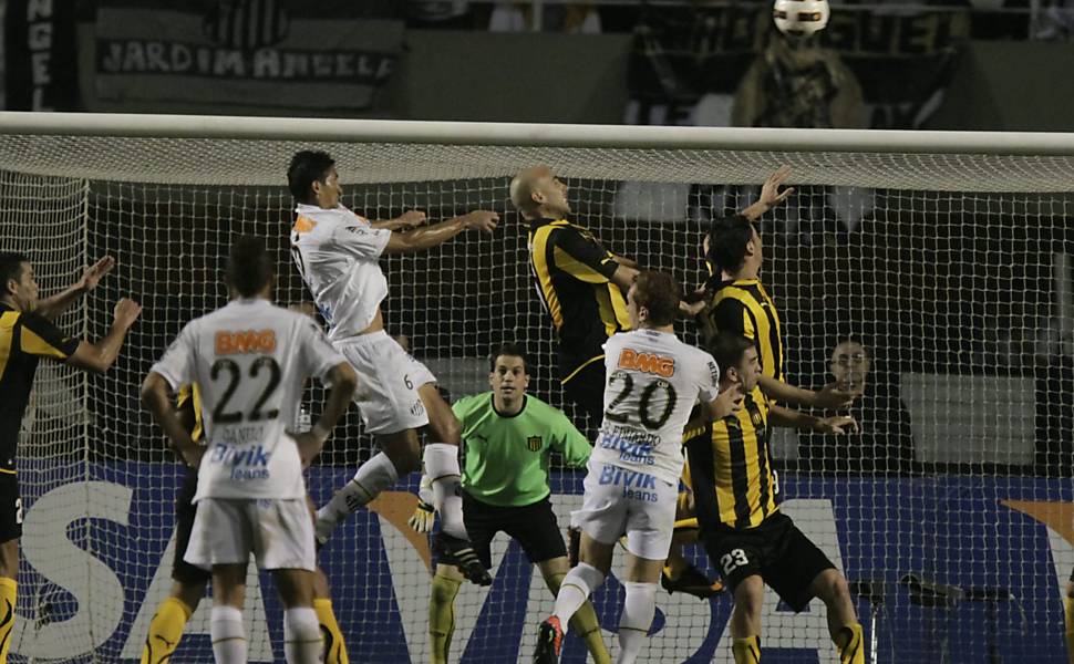 Lance da partida entre Santos e Peñarol Veja mais sobre o jogo