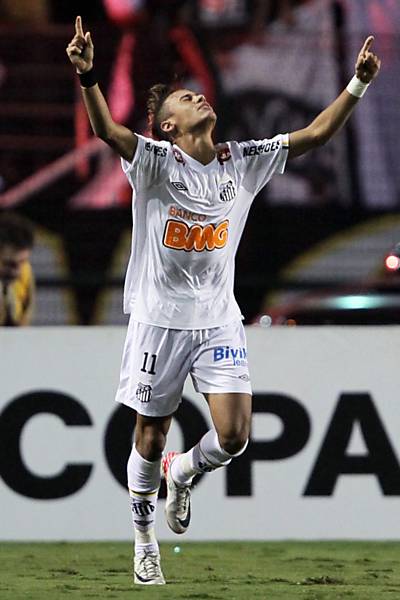Neymar comemora seu gol pelo Santos Leia mais