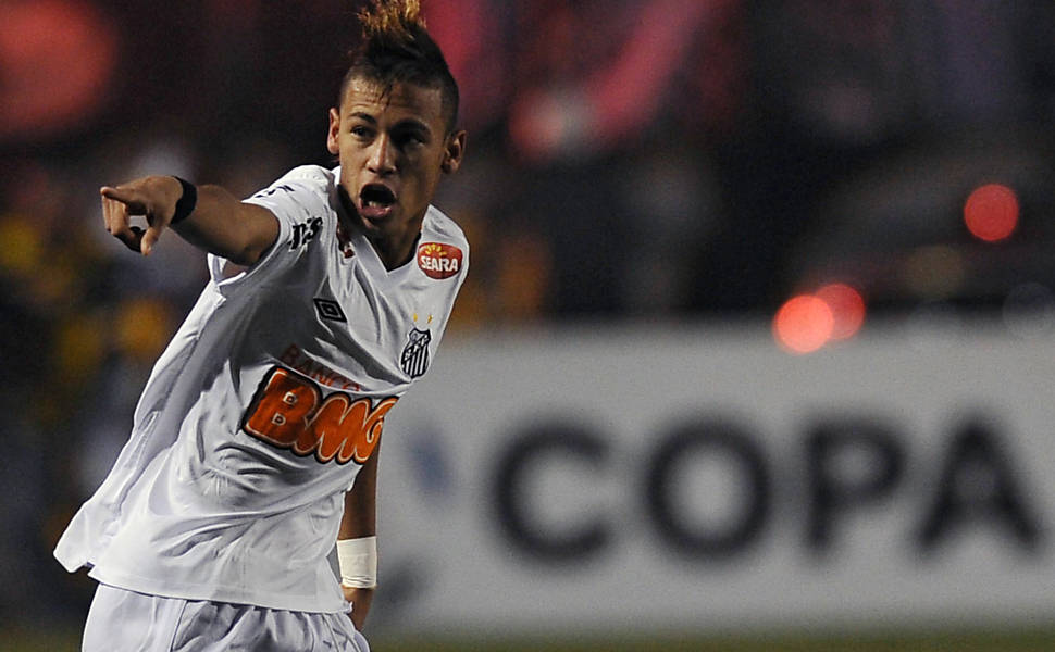 Neymar comemora seu gol pelo Santos Leia mais