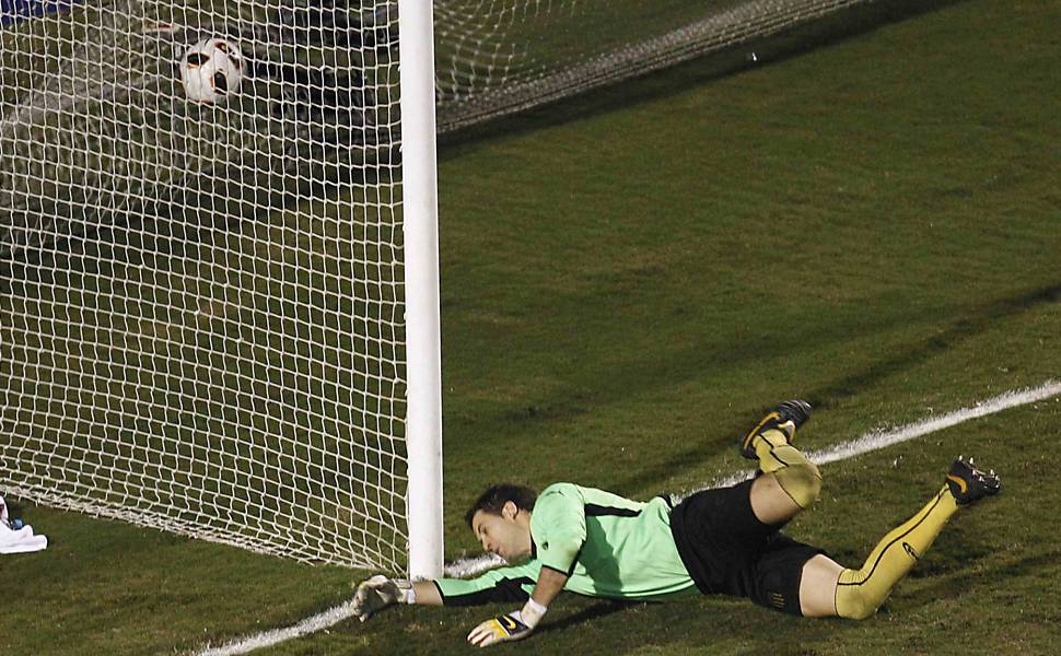 O goleiro do Peñarol, Carlos Sosa, não segura o chute de Neymar Leia mais