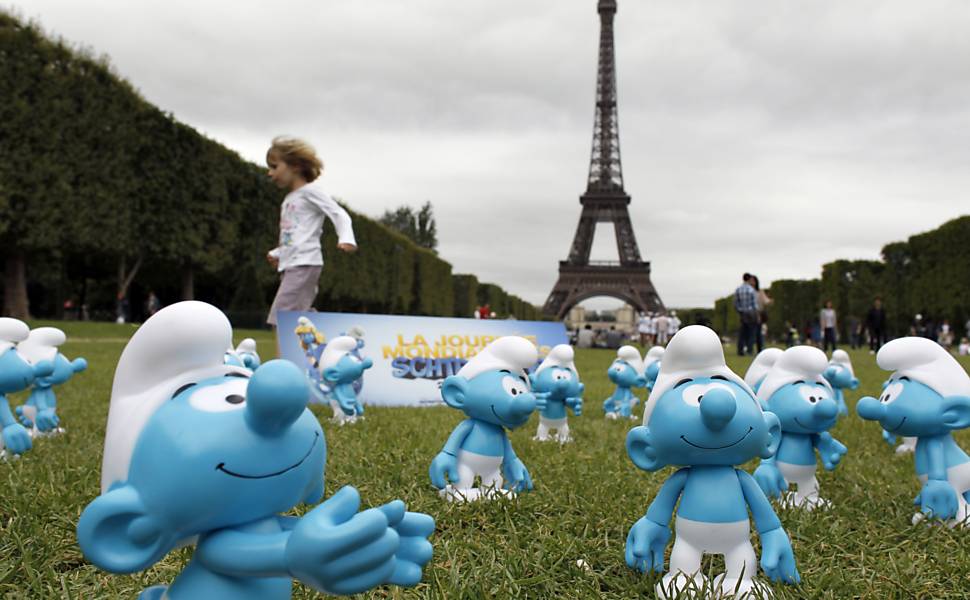 Bonecos dos Smurfs são colocados em volta da torre Eiffel Leia mais