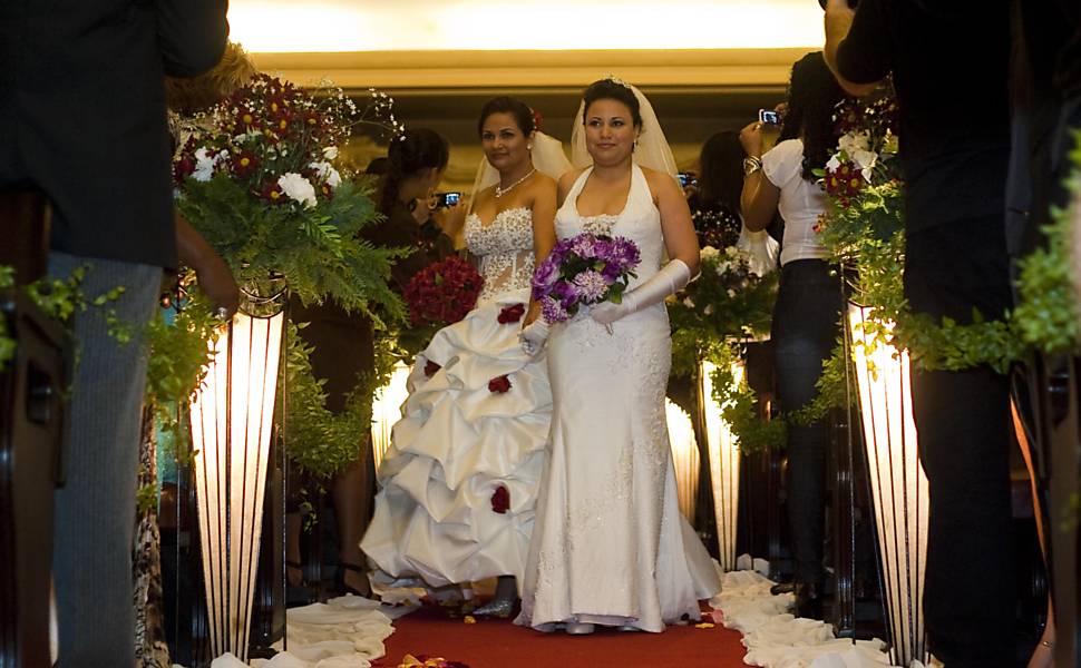 Casamento coletivo com 10 casais gays rene 300 pessoas em SP