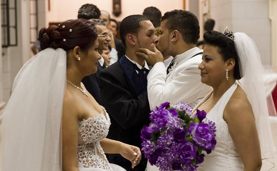 Casamento coletivo com 10 casais gays rene 300 pessoas em SP