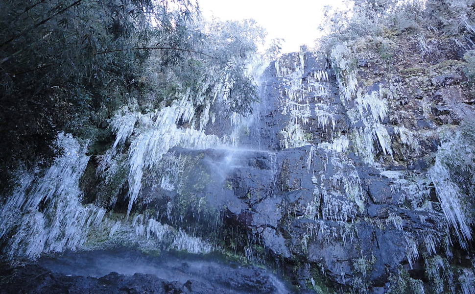 Cachoeira congelada no morro das Torres, em Urupema, na serra catarinense  Leia mais