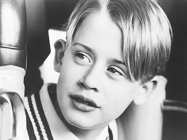 Macaulay Culkin em cena do filme "Riquinho", de 1994
