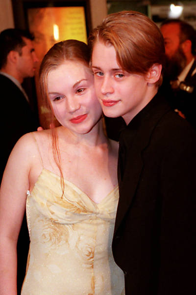 Aos 18 anos, Macaulay Culkin e sua então mulher Rachel Minor posam para fotografias em Los Angeles
