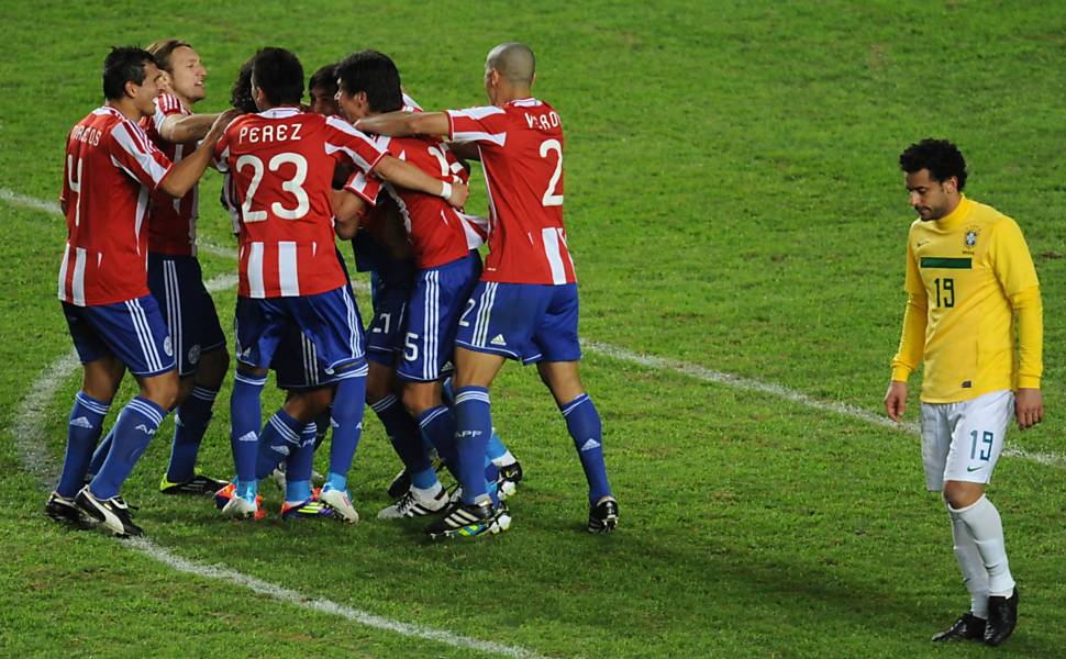 Jogadores da seleção paraguaia comemoram a classificação; Brasil perde gols e pênaltis e cai nas quartas da Copa América Leia mais