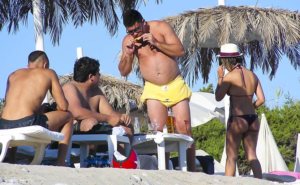 Ronaldo faz "boquinha" na praia em Ibiza Leia mais